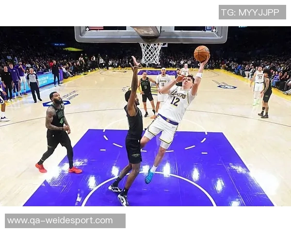 迪文岑佐半场表现抢眼里德全能发挥助力球队对抗湖人